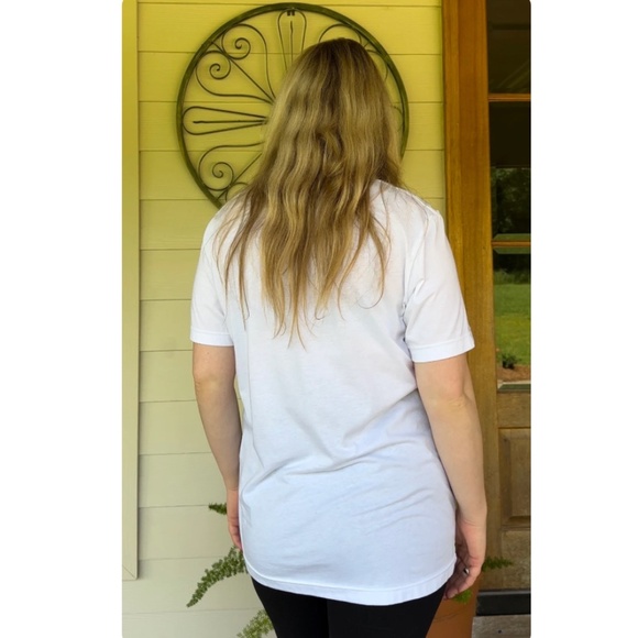 In Dolly We Trust • Graphic Tee Shirt in White & Pink - Dolly Parton - M/L - Picture 7 of 8